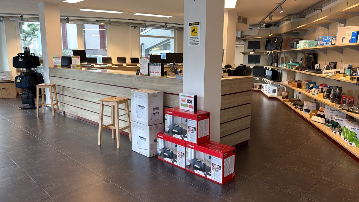 Interno del punto vendita SIM Informatica di Costa Volpino